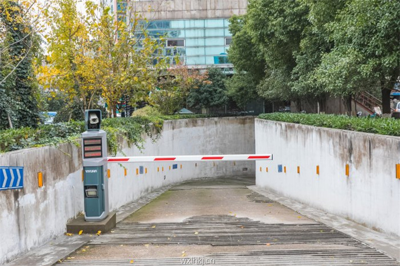 地下停车场入口